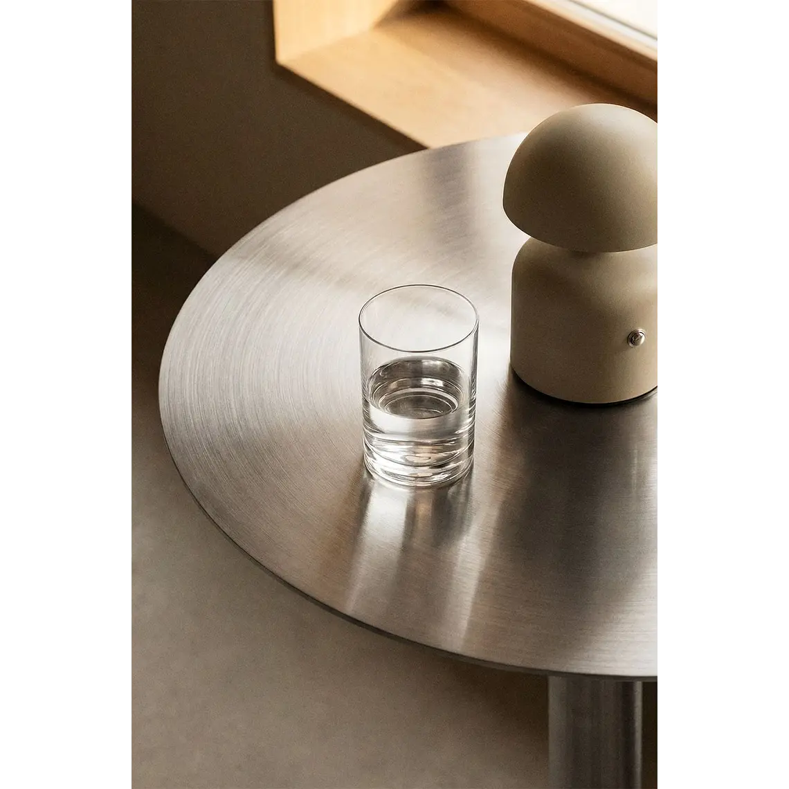 Mesa de comedor Naelara en acero 2