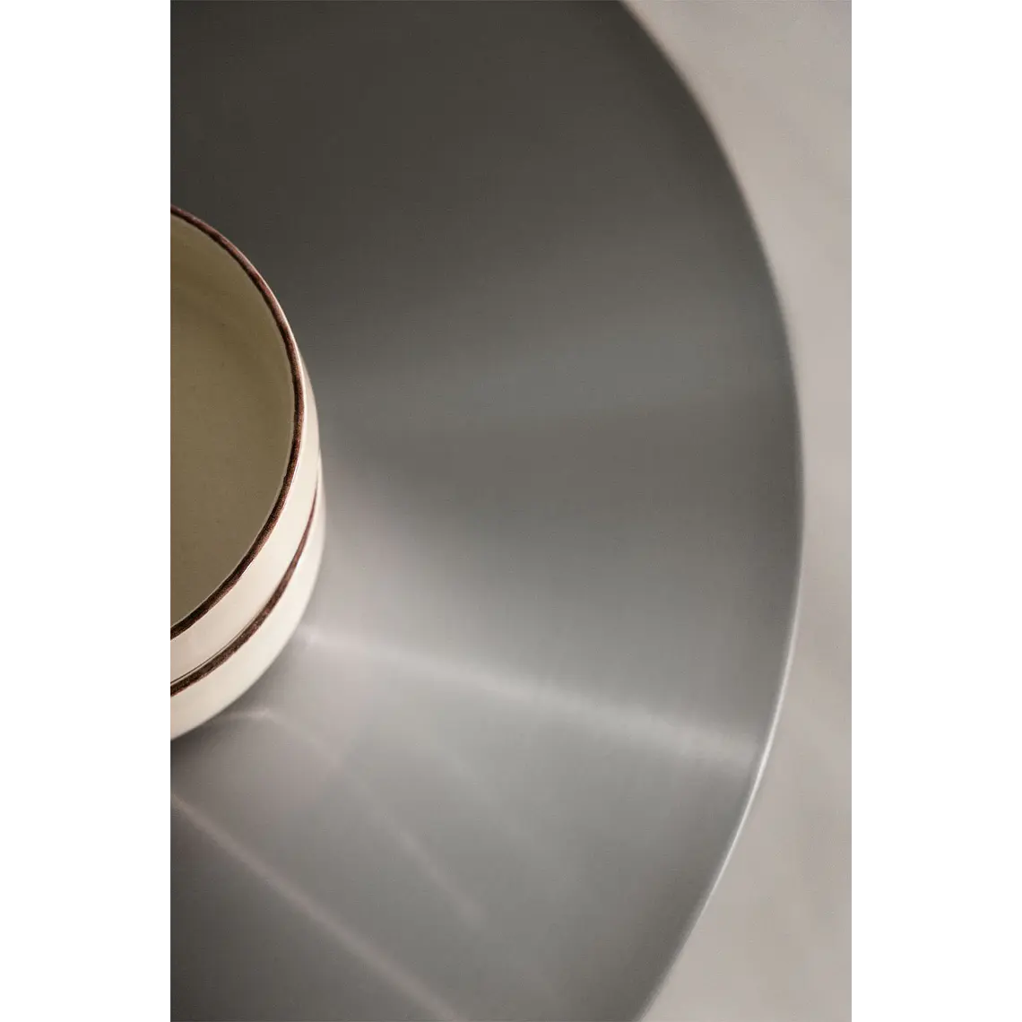 Mesa de comedor Naelara en acero 4