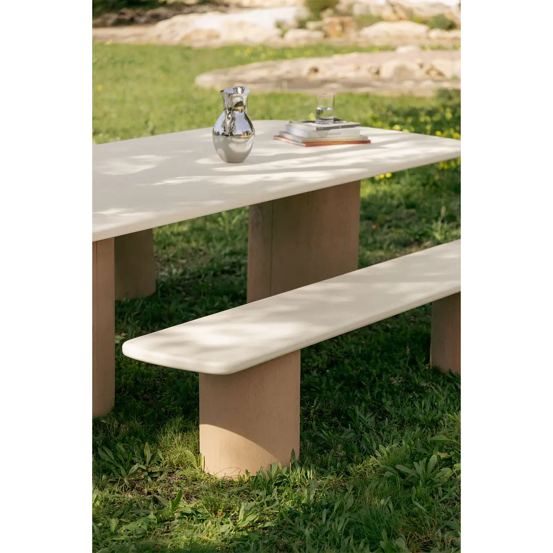 Mesa de jardín rectangular en cemento y madera de acacia Cavina 3
