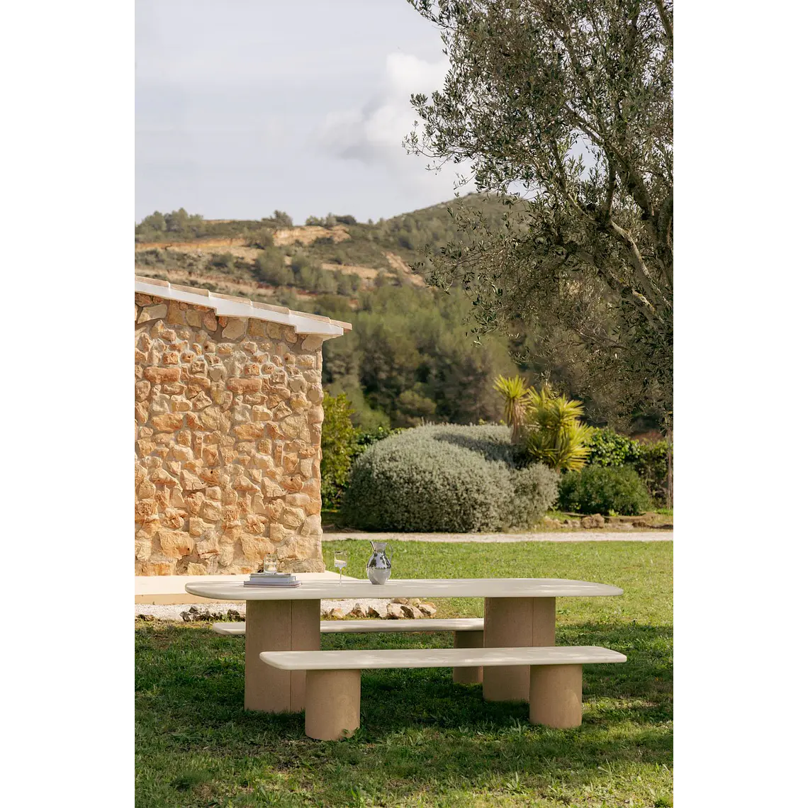 Mesa de jardín rectangular en cemento y madera de acacia Cavina 11