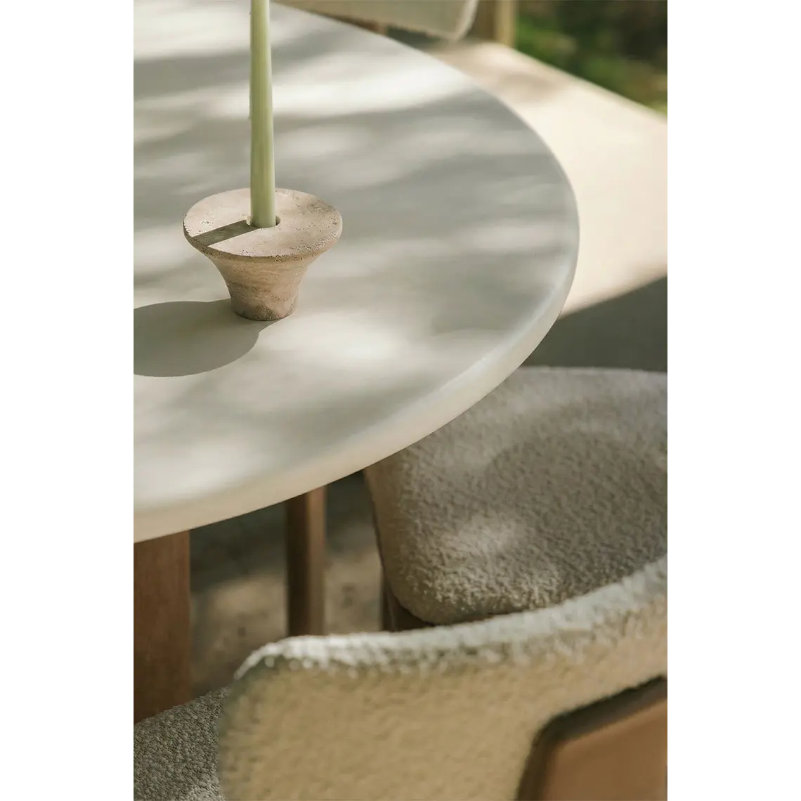 Mesa de jardín redonda en cemento y madera de acacia Corina 3