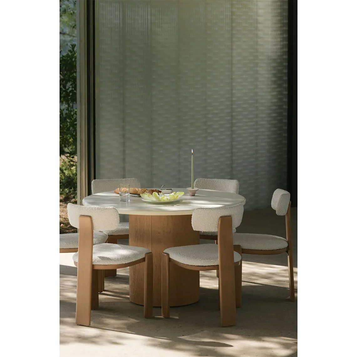 Mesa de jardín redonda en cemento y madera de acacia Corina 10