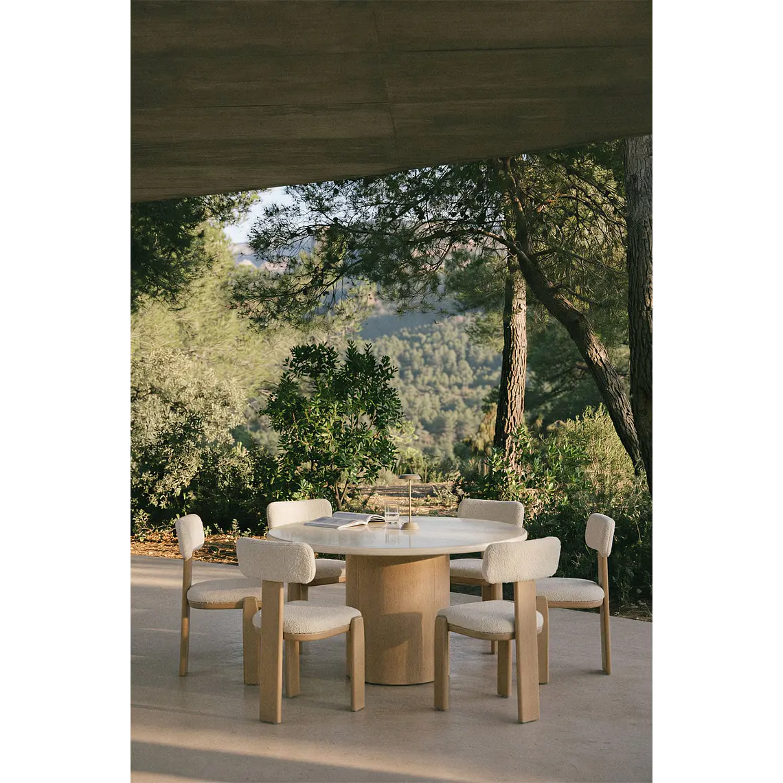 Mesa de jardín redonda en cemento y madera de acacia Corina 11