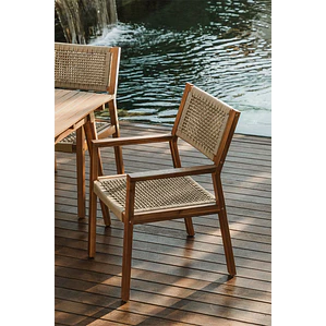 Silla de jardín con reposabrazos en madera de acacia y cuerda trenzada Kela