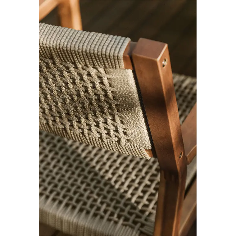 Silla de jardín con reposabrazos en madera de acacia y cuerda trenzada Kela 3