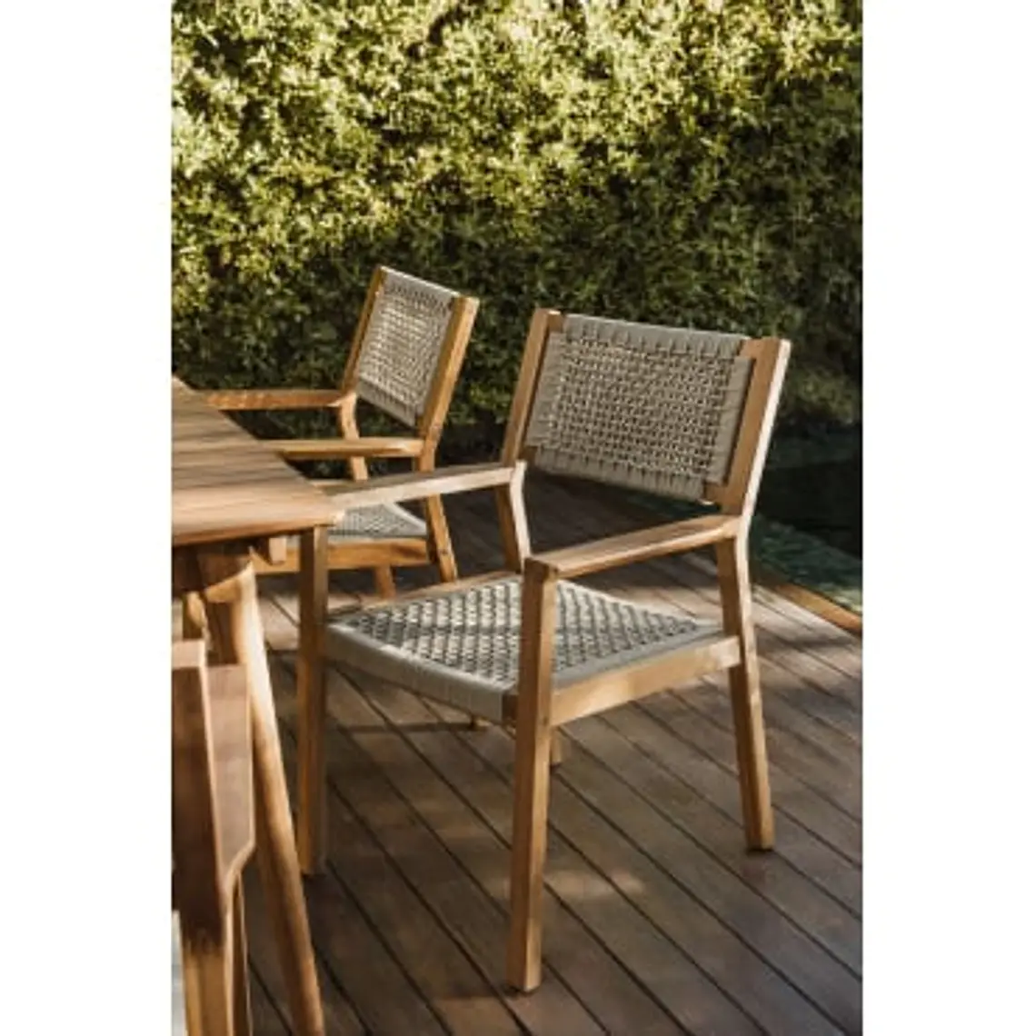 Silla de jardín con reposabrazos en madera de acacia y cuerda trenzada Kela 11