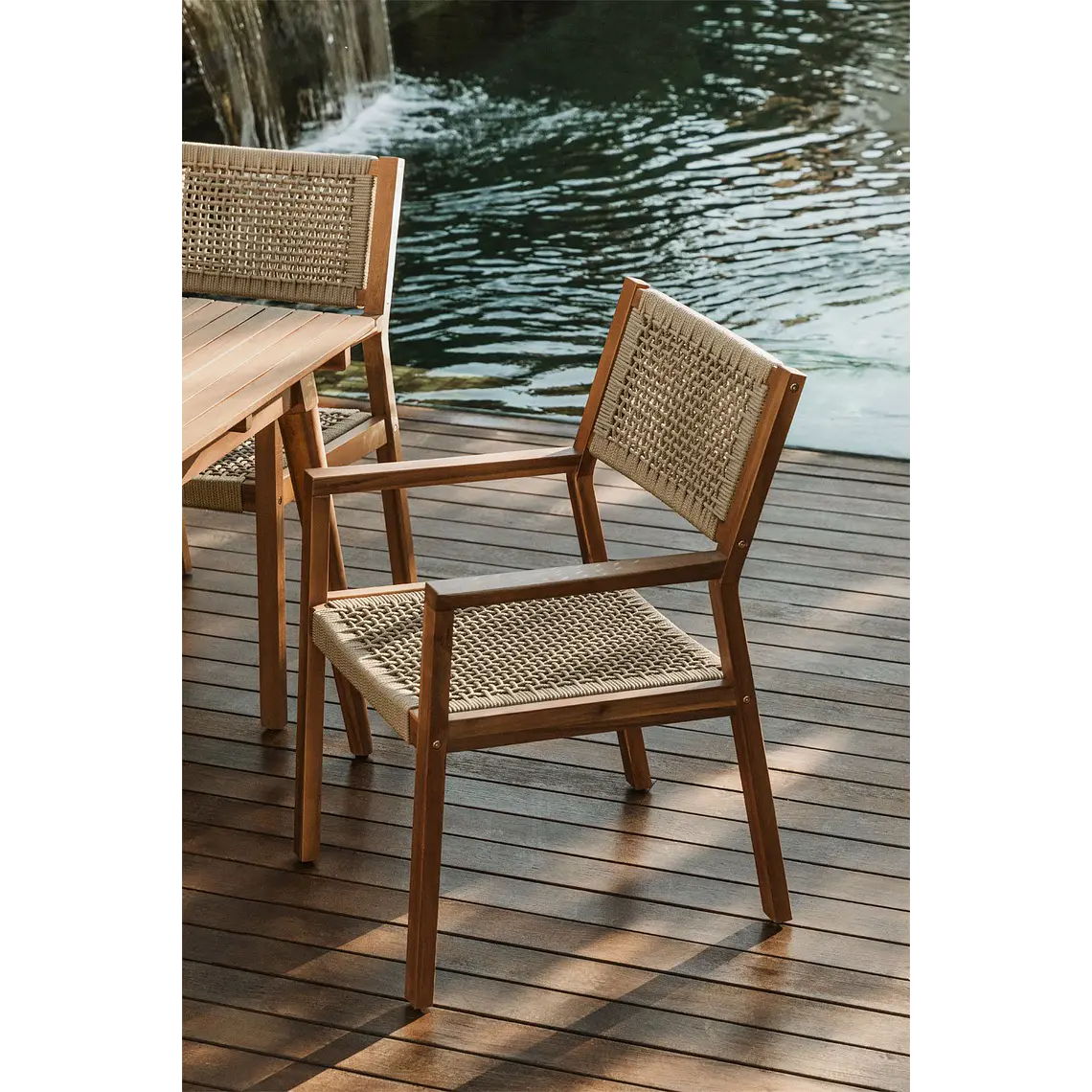Silla de jardín con reposabrazos en madera de acacia y cuerda trenzada Kela 12
