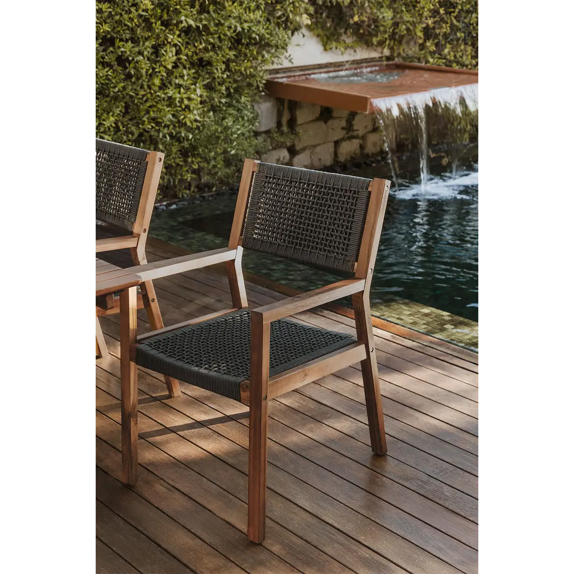Silla de jardín con reposabrazos en madera de acacia y cuerda trenzada Kela 13