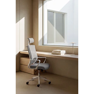 Silla de oficina con ruedas y reposabrazos en polipropileno