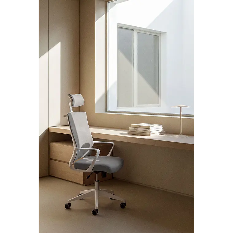 Silla de oficina con ruedas y reposabrazos en polipropileno 1