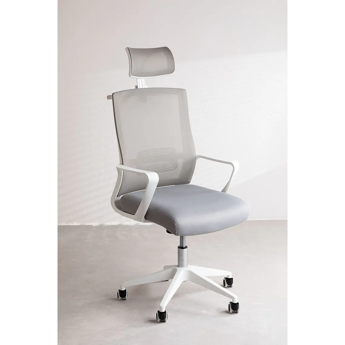 Silla de oficina con ruedas y reposabrazos en polipropileno 4