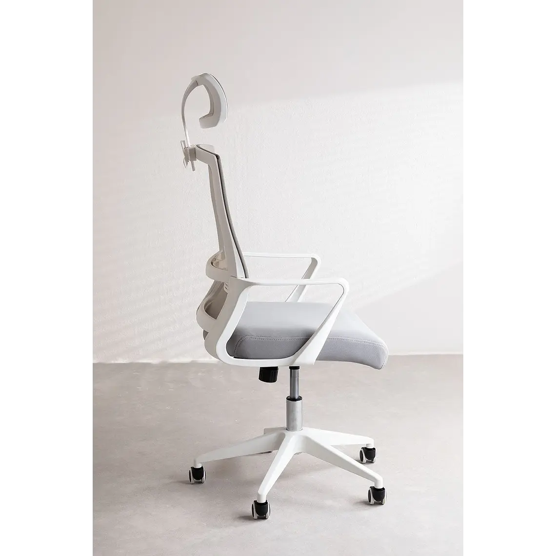 Silla de oficina con ruedas y reposabrazos en polipropileno 5