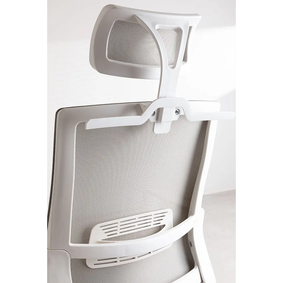 Silla de oficina con ruedas y reposabrazos en polipropileno 7