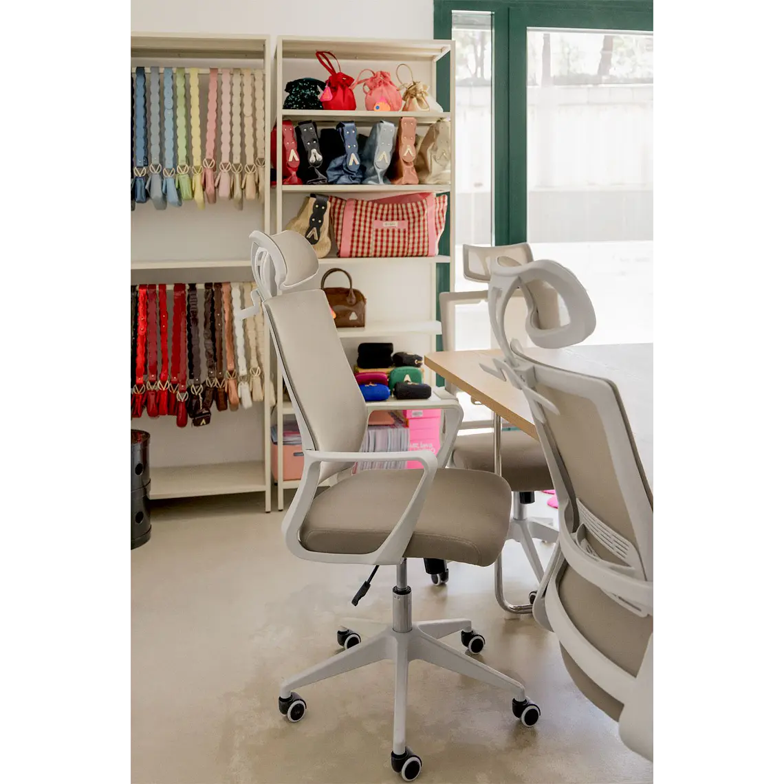 Silla de oficina con ruedas y reposabrazos en polipropileno 14