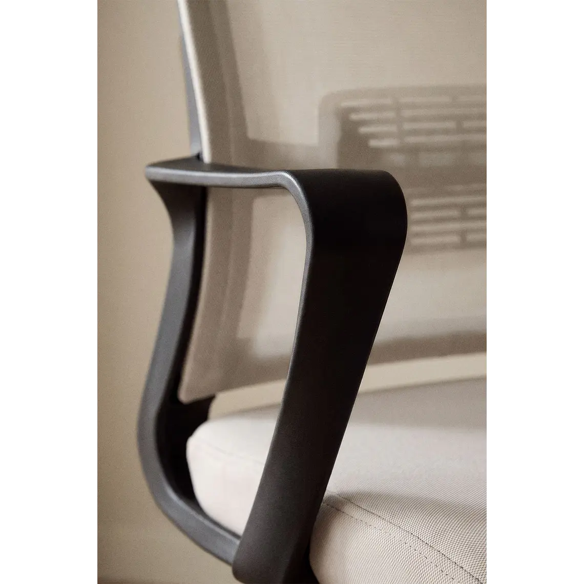 Silla de oficina con ruedas y reposacabezas en polipropileno Teill 3