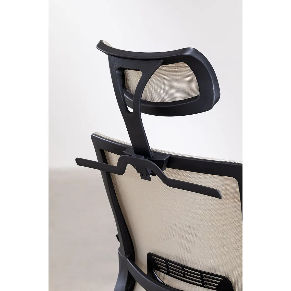 Silla de oficina con ruedas y reposacabezas en polipropileno Teill 8