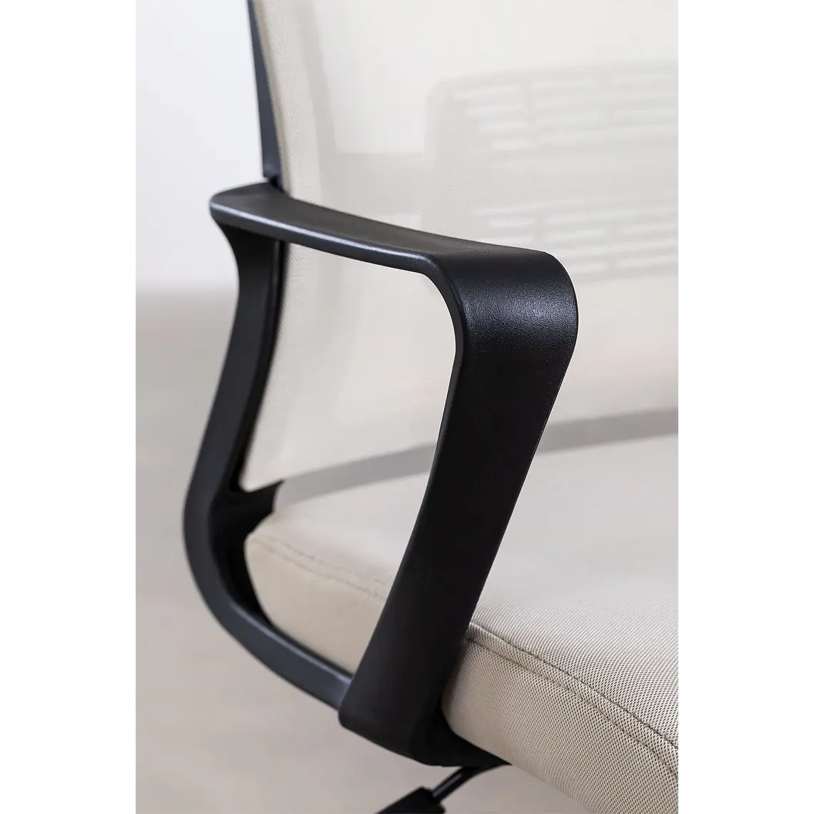 Silla de oficina con ruedas y reposacabezas en polipropileno Teill 9