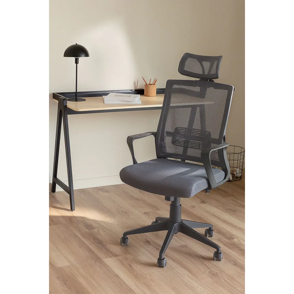 Silla de oficina con ruedas y reposacabezas en polipropileno Teill 15