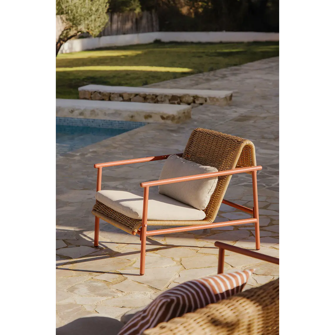 Sillón de jardín con reposabrazos en aluminio y ratán sintético Vareva 12