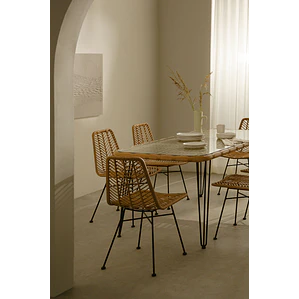 Conjunto de comedor Oriara en ratán
