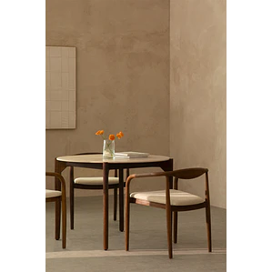 Mesa de comedor Orelira en acabado cemento