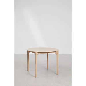 Mesa de comedor Orelira en acabado cemento