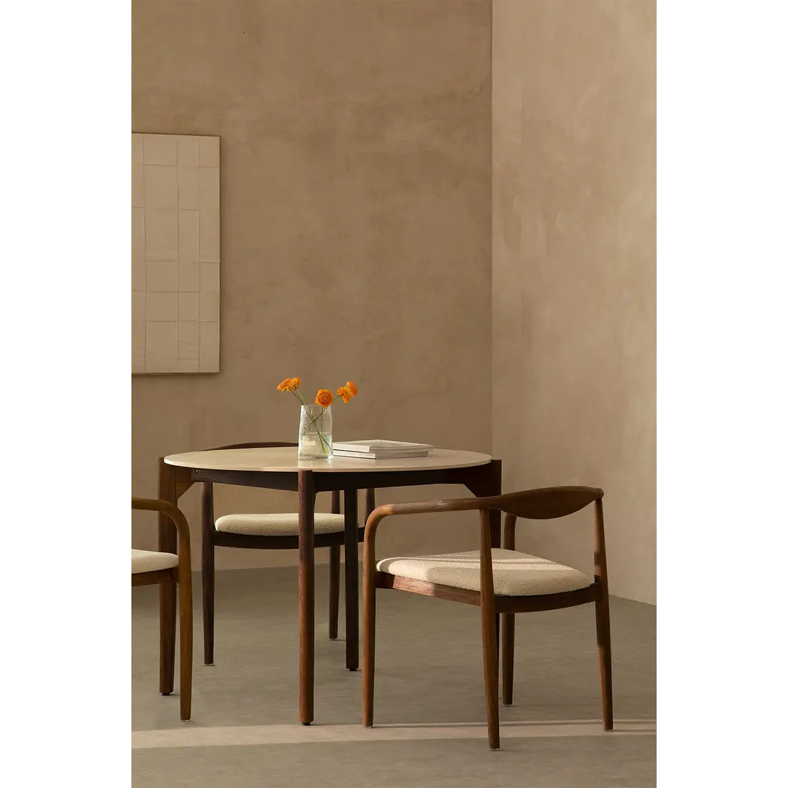 Mesa de comedor Orelira en acabado cemento 6