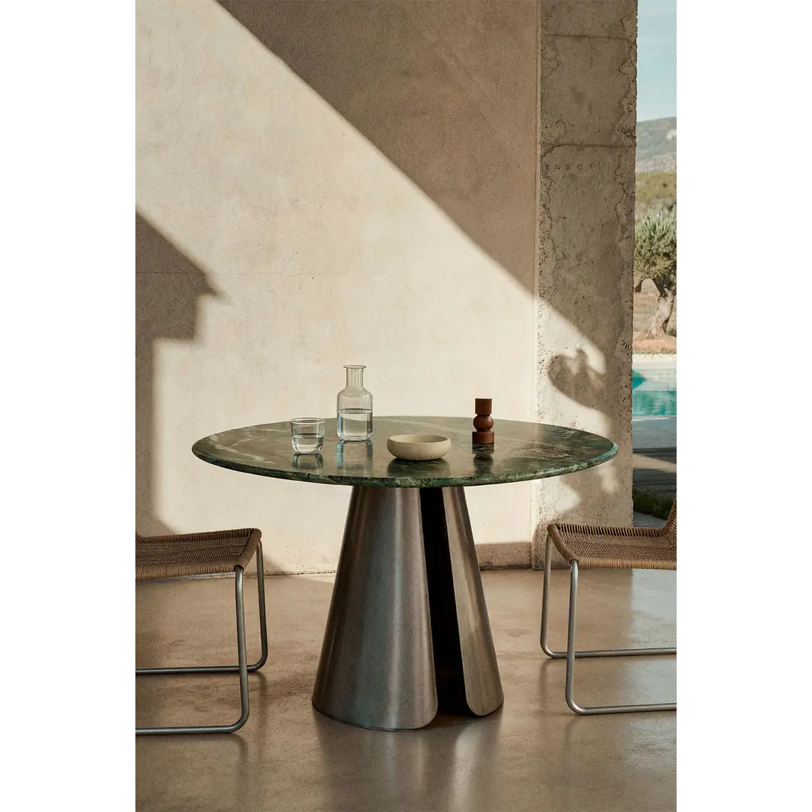 Mesa de comedor Phaeeva en acero 1