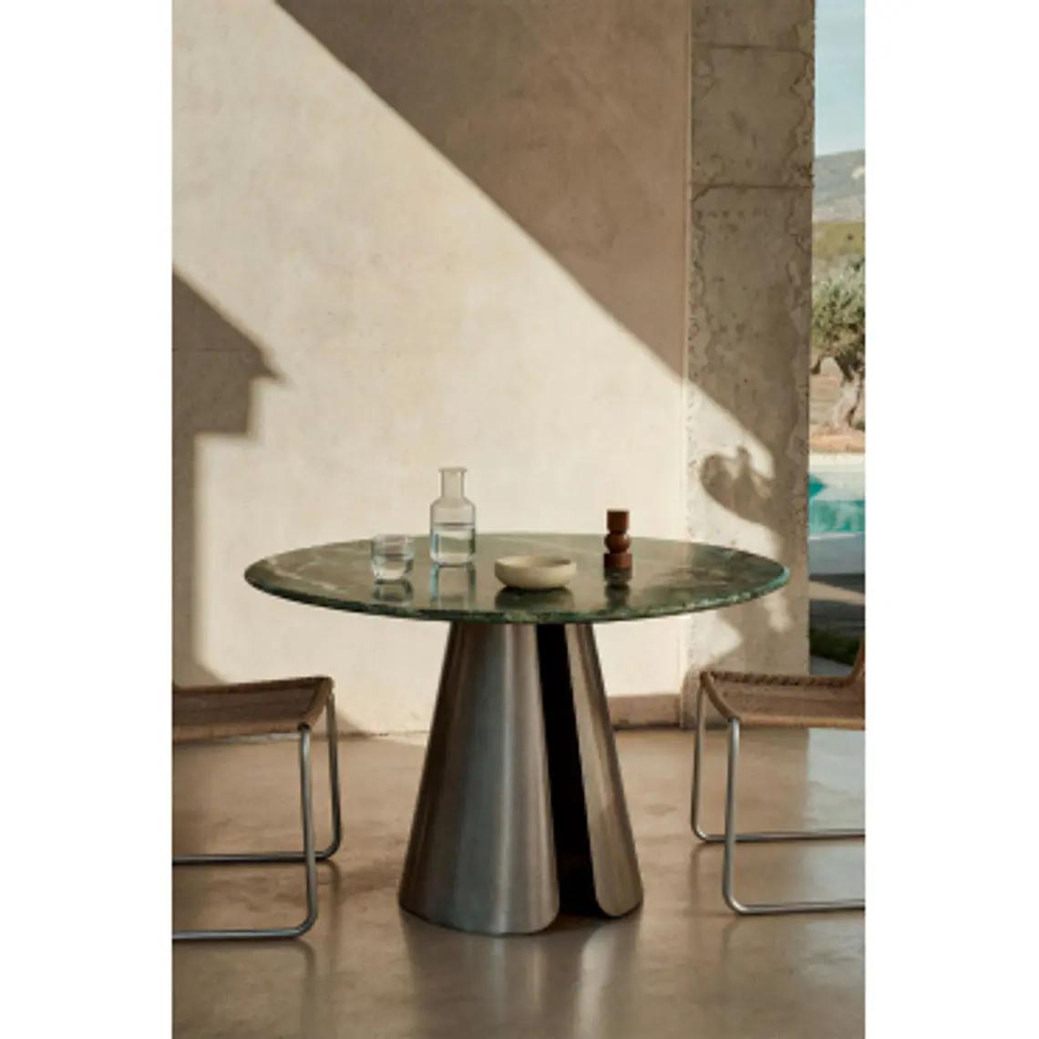 Mesa de comedor Phaeeva en acero 14