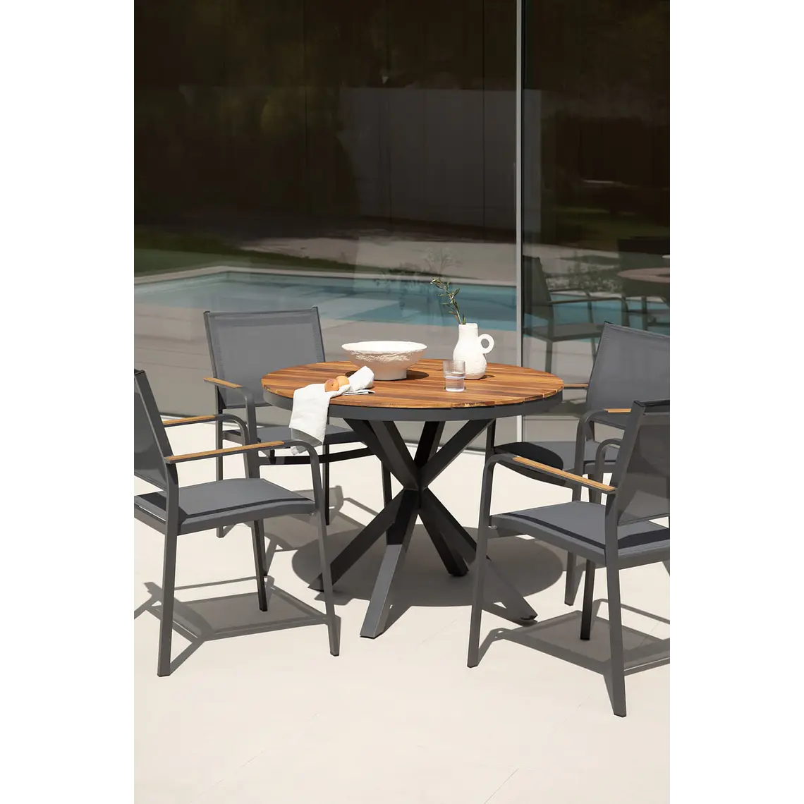 Mesa de jardín redonda en madera de eucalipto y aluminio Dora 1