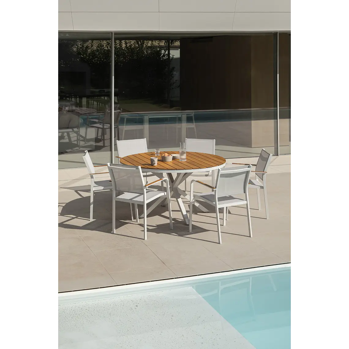 Mesa de jardín redonda en madera de eucalipto y aluminio Dora 12