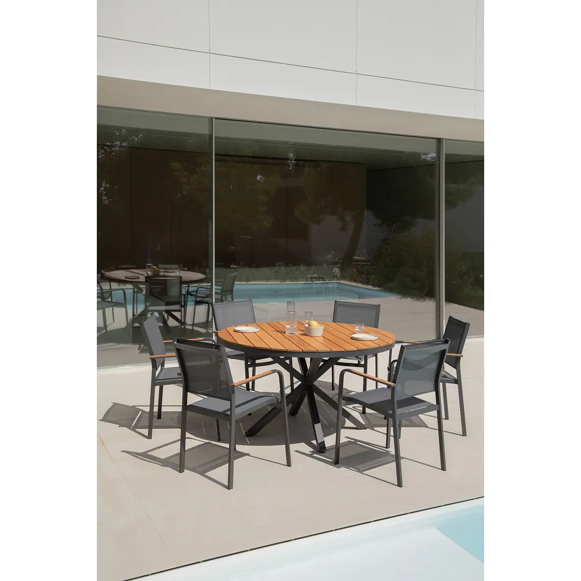 Mesa de jardín redonda en madera de eucalipto y aluminio Dora 13