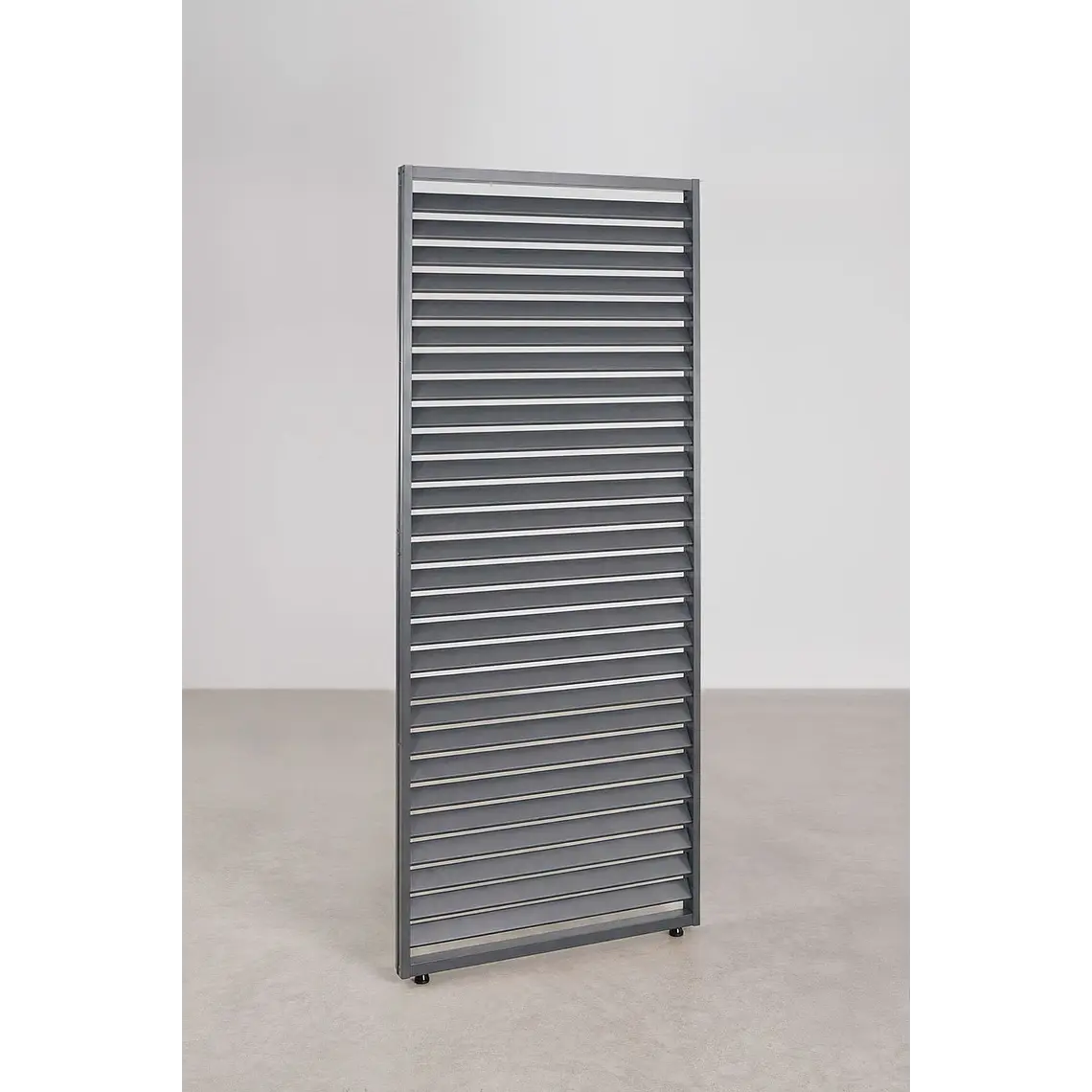 Pérgola bioclimática de aluminio con lamas y paneles laterales Liorina 4