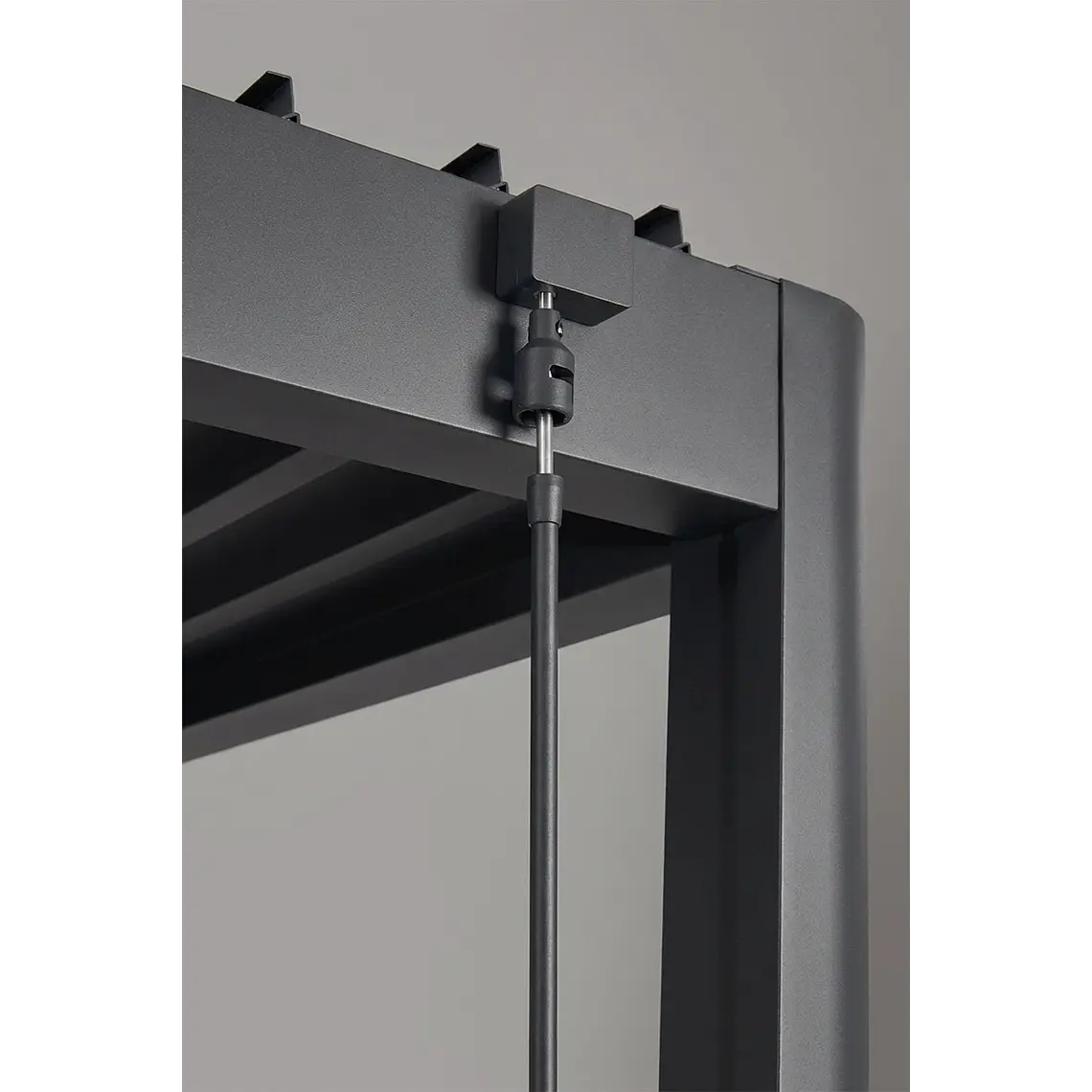 Pérgola bioclimática de aluminio con lamas y paneles laterales Liorina 5