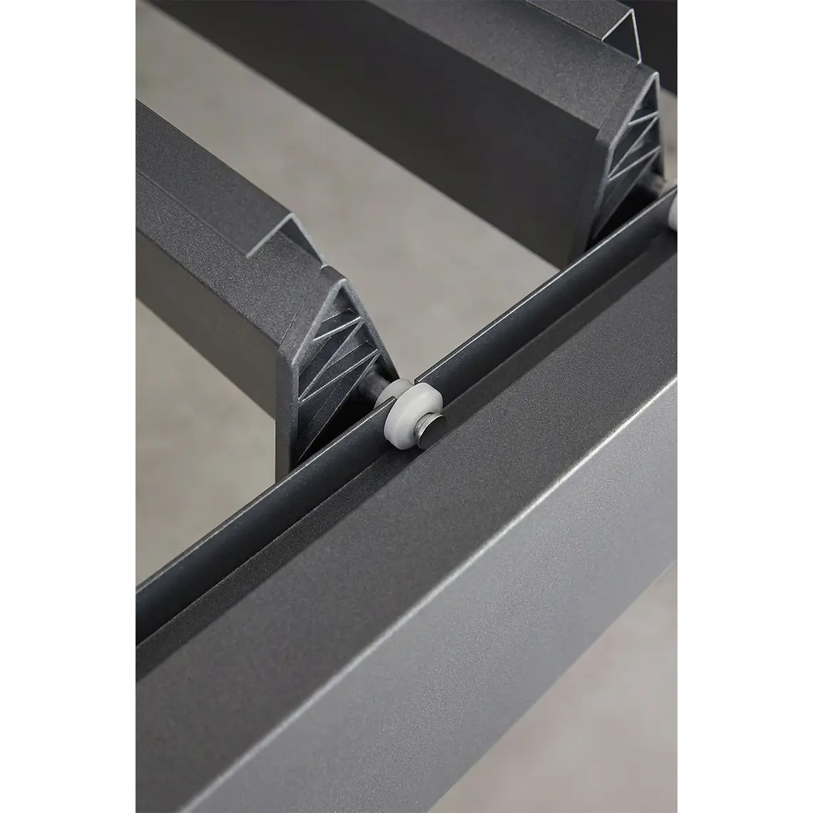 Pérgola bioclimática de aluminio con lamas y paneles laterales Liorina 6