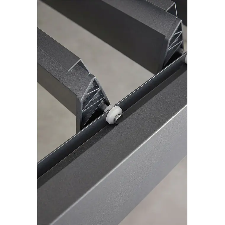 Pérgola bioclimática de aluminio con lamas y paneles laterales Liorina 6