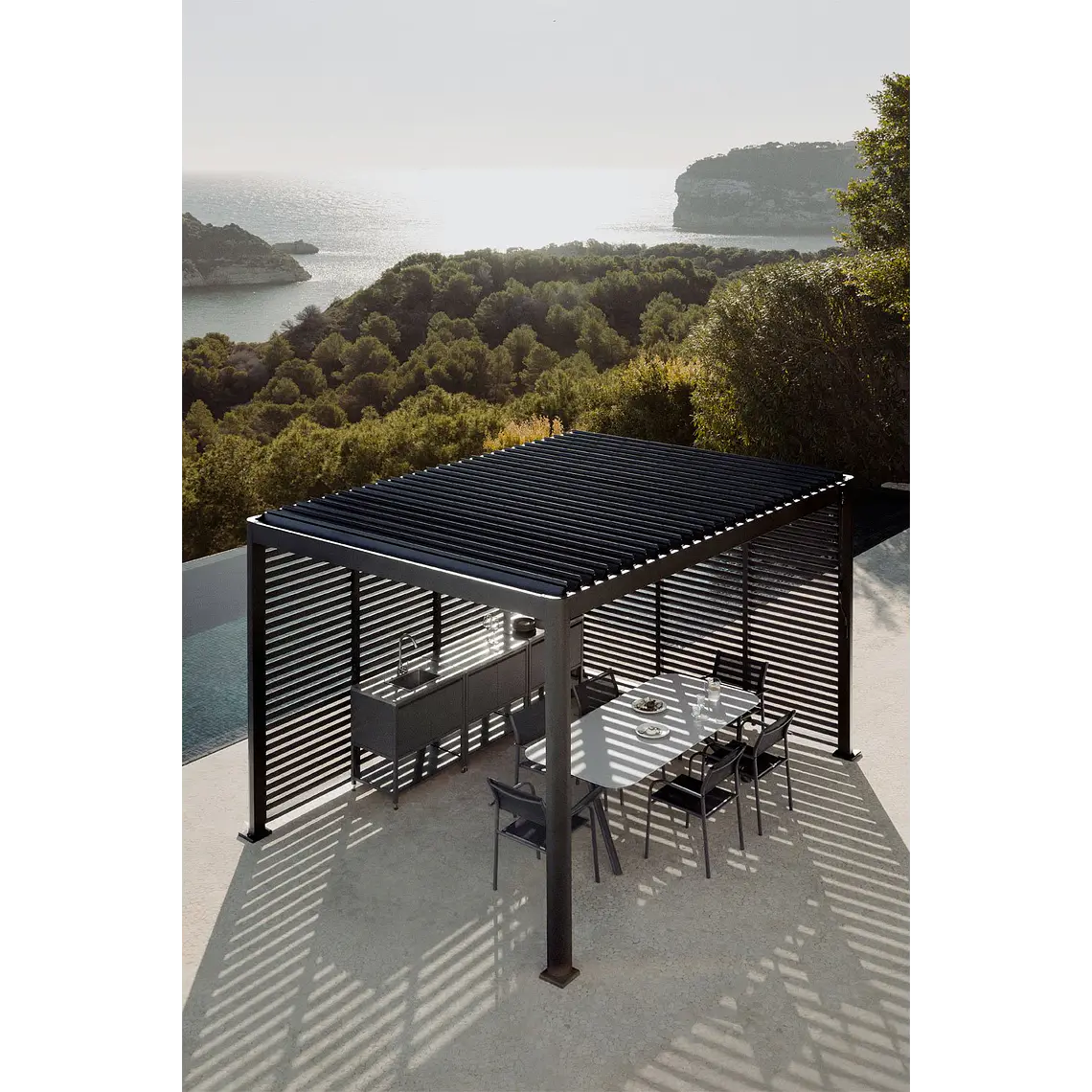 Pérgola bioclimática de aluminio con lamas y paneles laterales Liorina 17