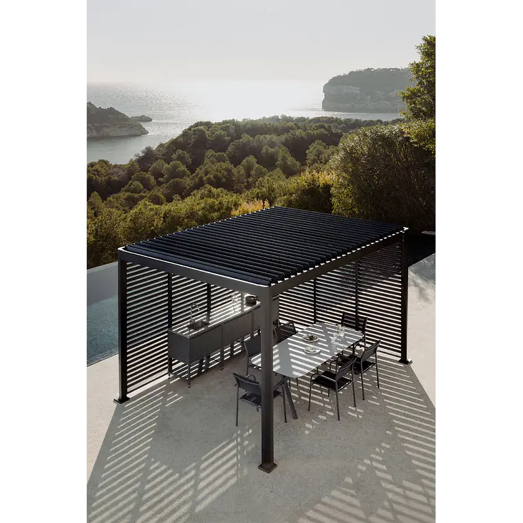 Pérgola bioclimática de aluminio con lamas y paneles laterales Liorina 17