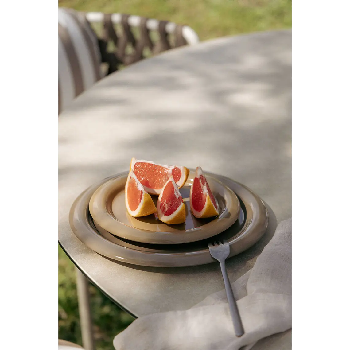 Set de mesa redonda Ø140 cm en cerámica y 6 sillas de jardín con reposabrazos en aluminio y cuerda trenzada Dunora 3