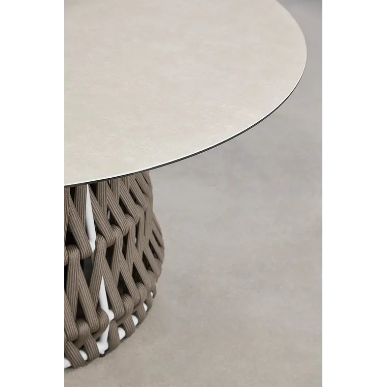 Set de mesa redonda Ø140 cm en cerámica y 6 sillas de jardín con reposabrazos en aluminio y cuerda trenzada Dunora 6