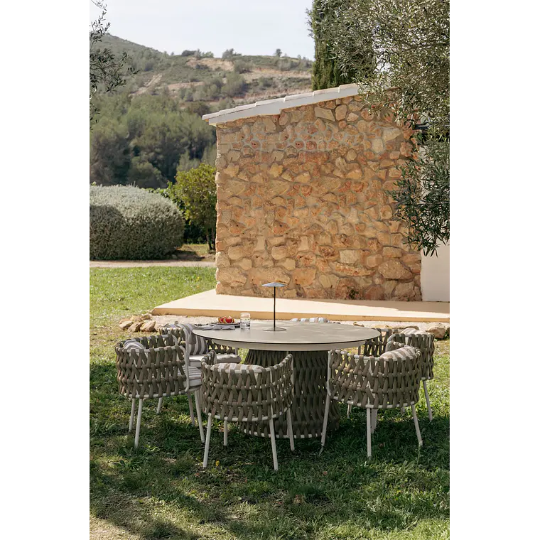 Set de mesa redonda Ø140 cm en cerámica y 6 sillas de jardín con reposabrazos en aluminio y cuerda trenzada Dunora 14