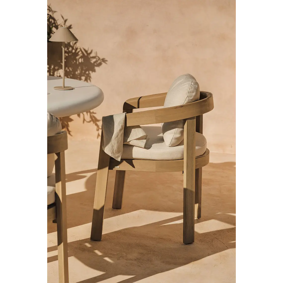 Silla de jardín con reposabrazos en madera de acacia Melena 3