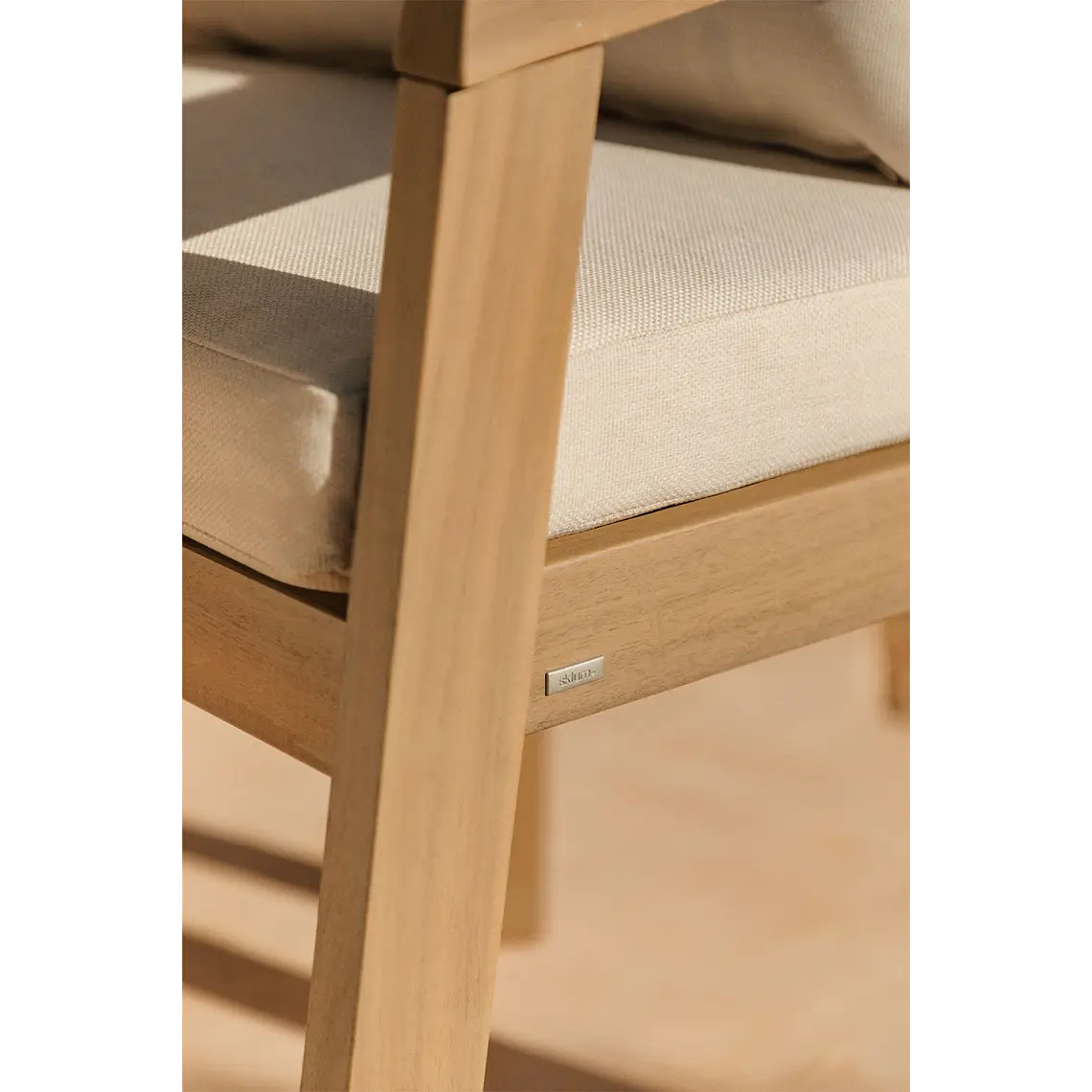 Silla de jardín con reposabrazos en madera de acacia Melena 4