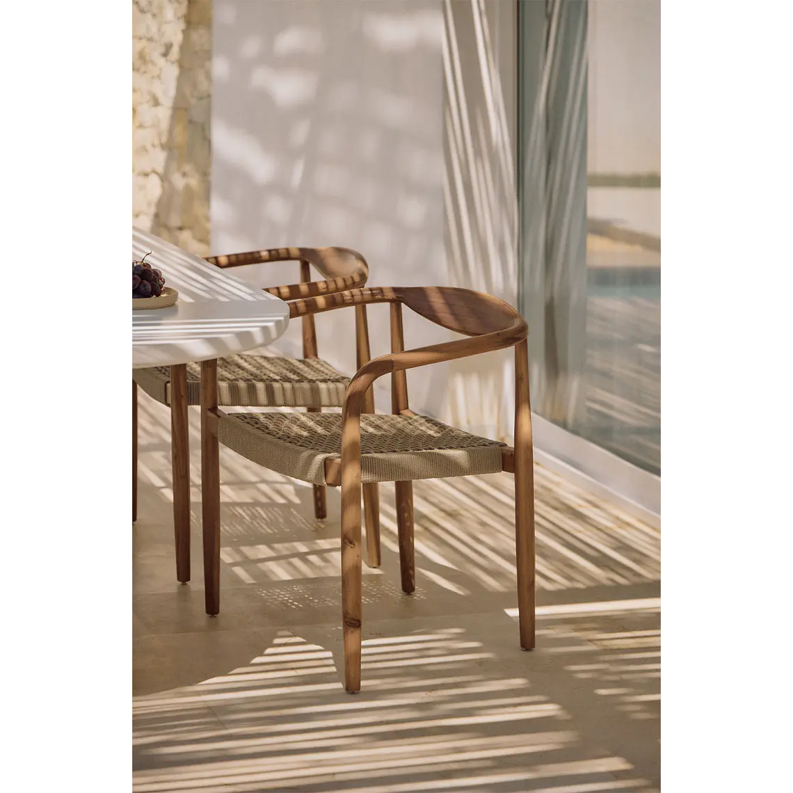 Silla de jardín con reposabrazos en madera de acacia y cuerda trenzada Ilania 1
