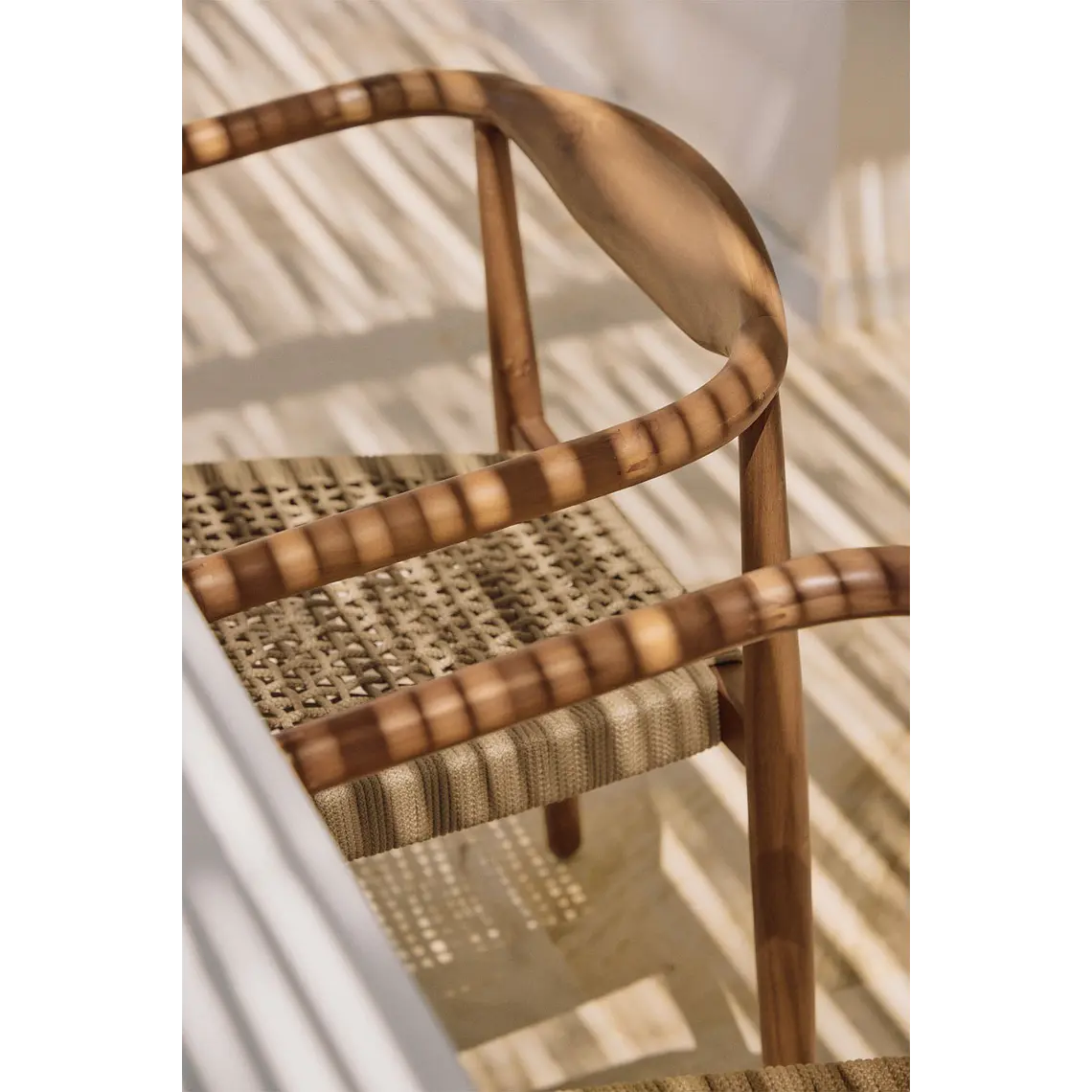 Silla de jardín con reposabrazos en madera de acacia y cuerda trenzada Ilania 3