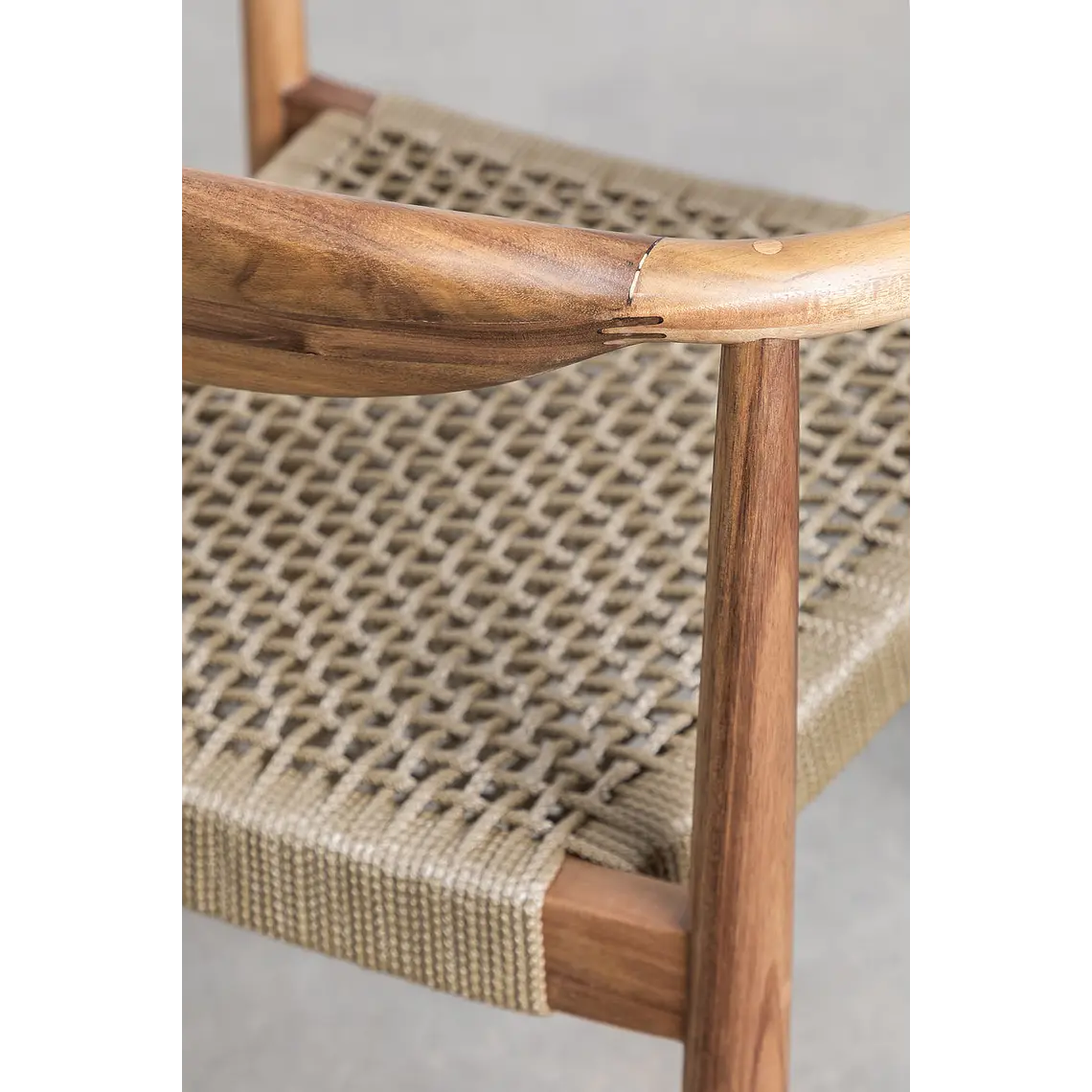 Silla de jardín con reposabrazos en madera de acacia y cuerda trenzada Ilania 7