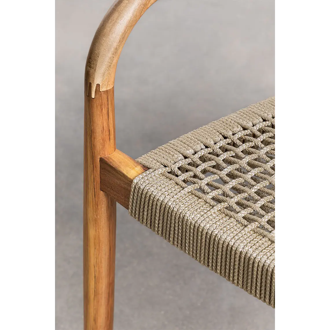Silla de jardín con reposabrazos en madera de acacia y cuerda trenzada Ilania 8