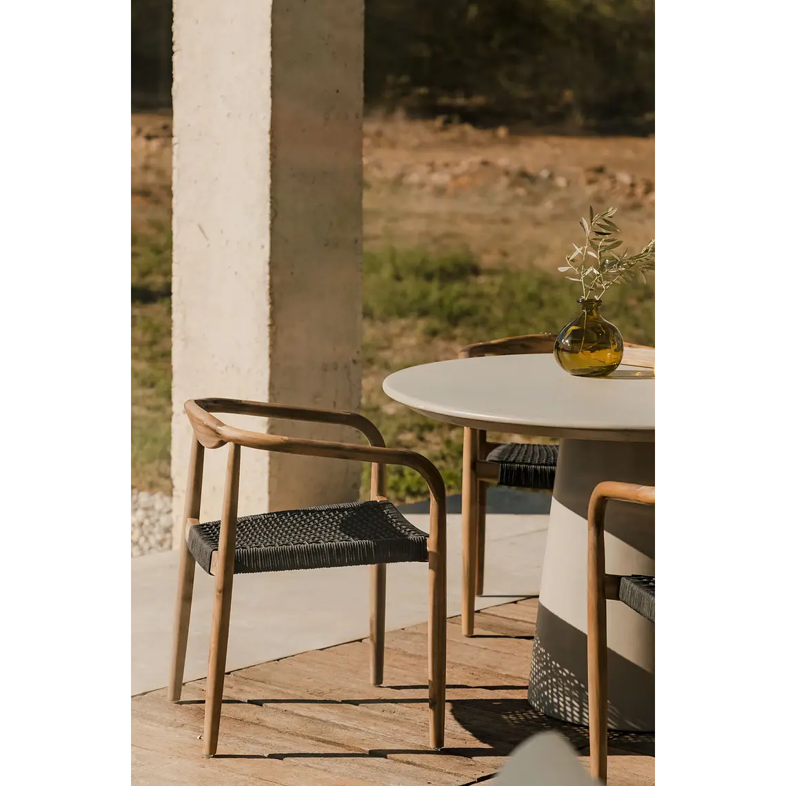 Silla de jardín con reposabrazos en madera de acacia y cuerda trenzada Ilania 13