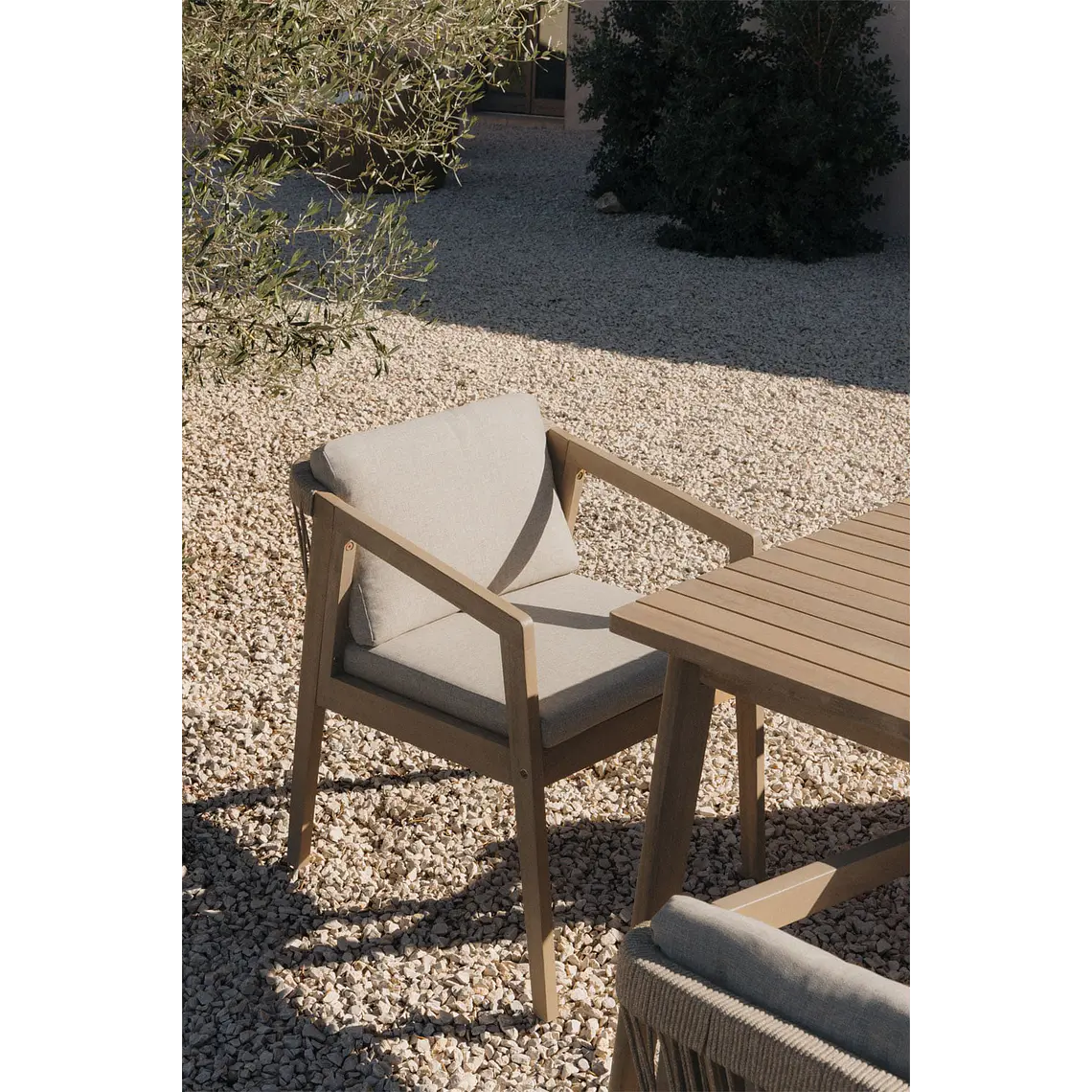 Silla de jardín con reposabrazos en madera de acacia y cuerda trenzada Navia 13