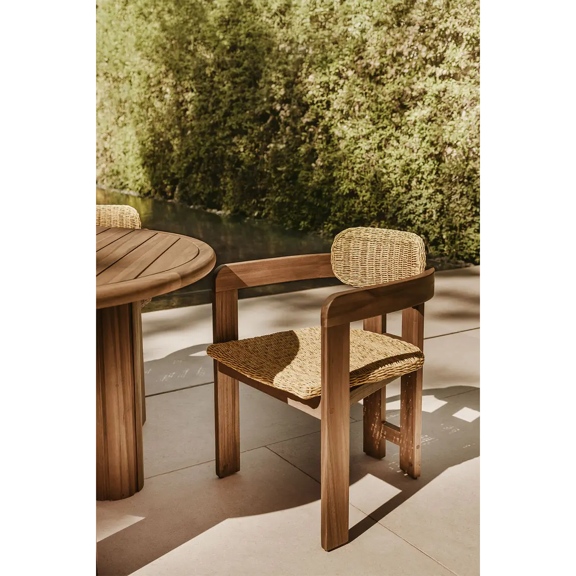 Silla de jardín con reposabrazos en madera de acacia y ratán sintético Delena 12
